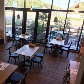 大きな窓で開放感抜群！お外を眺めながらゆっくりとランチやカフェメニューをお楽しみいただけます。