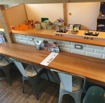 キッズスペースを眺めながらお食事頂けるカウンター席もございます。目が離せない年頃のお子様をお連れのお客様にオススメです。