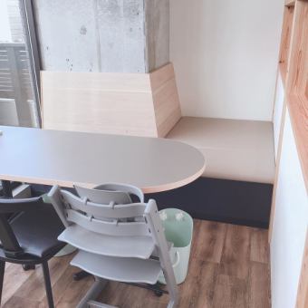 お子様を寝かせられるソファ席ございます。お子様の椅子もございますが、0歳のお子様も安心してお連れ頂けます。こちらのお席は人気なので、ご予約頂けると確実です★