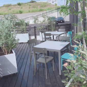 テラス席はペットとの同伴が可能となっております♪天気の良い日には風が心地良く、自然と調和された空間をお楽しみ下さい！