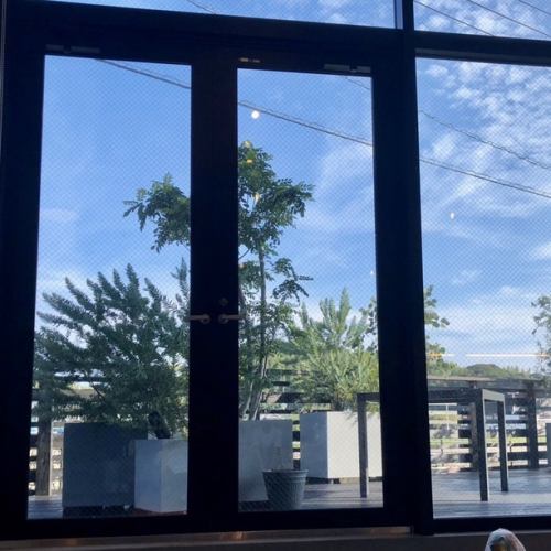 大きな窓が開放的な空間を作り出し気分もリフレッシュ♪