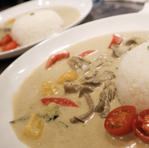 グリーンカレー(サラダ・スープ付き)