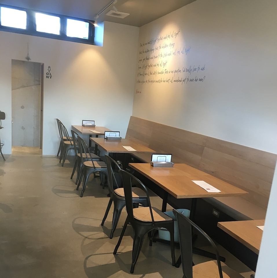 暖かい照明と木目調のテーブルの落ち着いた雰囲気！