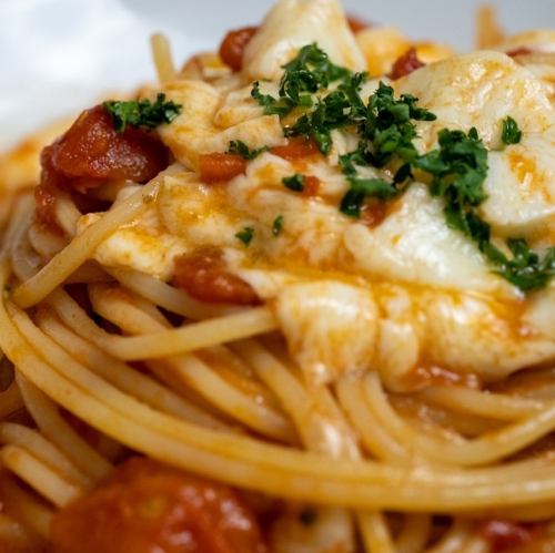 トマトとモッツァレラチーズのポモドーロ