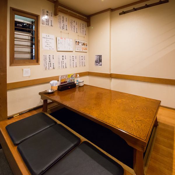 【テーブル席で小宴会】掘りごたつテーブル席では、周りを気にせずご友人や同僚の方とお食事をお楽しみいただけます。ちょっとしたご宴会にも最適なお店♪お電話でのご予約はもちろん、ネットご予約なら24時間受付中です！お席やお食事のご相談などもお気軽にお問合せくださいませ◎