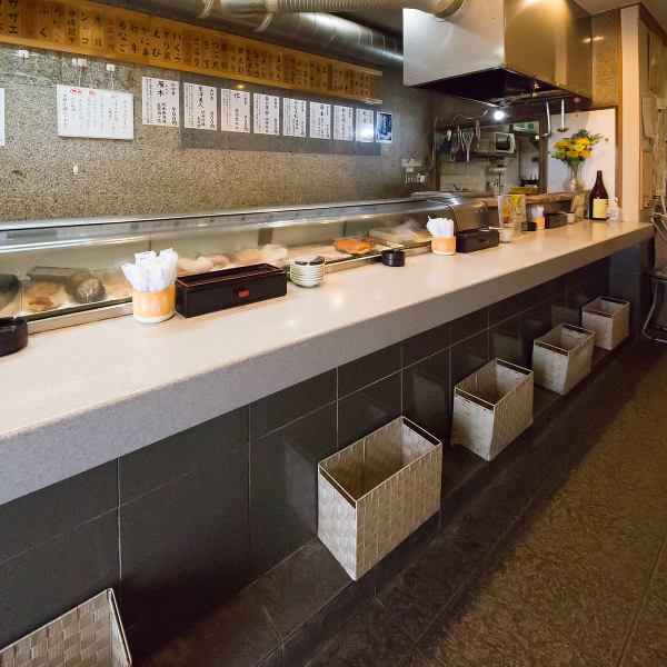 【カウンターで立ち呑み】仕事帰りにも気軽に寄れるカウンター席！ご友人とのお食事やデートはもちろん、お一人様も大歓迎。幅広い年代の方に愛されるお店です。ご注文もしやすく、調理風景も楽しめます。当店で楽しいひと時をお楽しみください♪