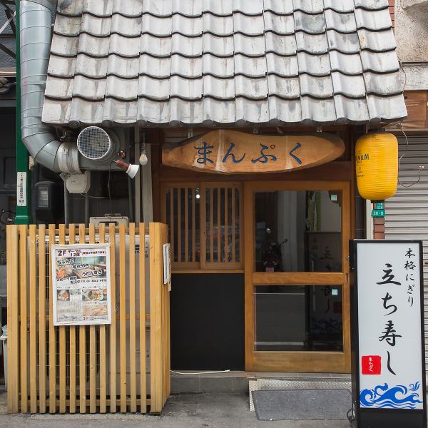 【十三駅からすぐの好立地】駅からすぐの場所なので、お気軽にお立ち寄りいただけます◎カウンター席でわいわいとお楽しみいただけます！テーブル席でゆったりお食事をお楽しみいただきたい場合は、事前のご予約をオススメ致します。２F席はリクエスト予約のみで受け付けております！リク予約時にご要望を記載ください