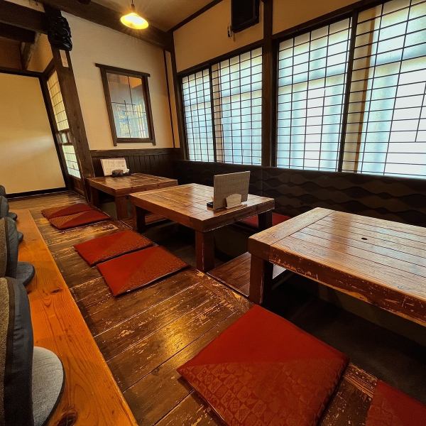 A table where you can feel the warmth of wood.The horigotatsu (sunken kotatsu table) makes it easy to step on your feet! It's safe for customers with children! You can see the outside from the large windows, and the interior is spacious! Please relax while eating delicious soba.
