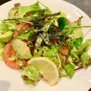 トマトとアボカドグリーンチョレギサラダ