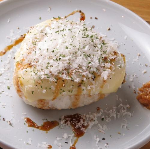 焼きおにぎりチーズまみれ