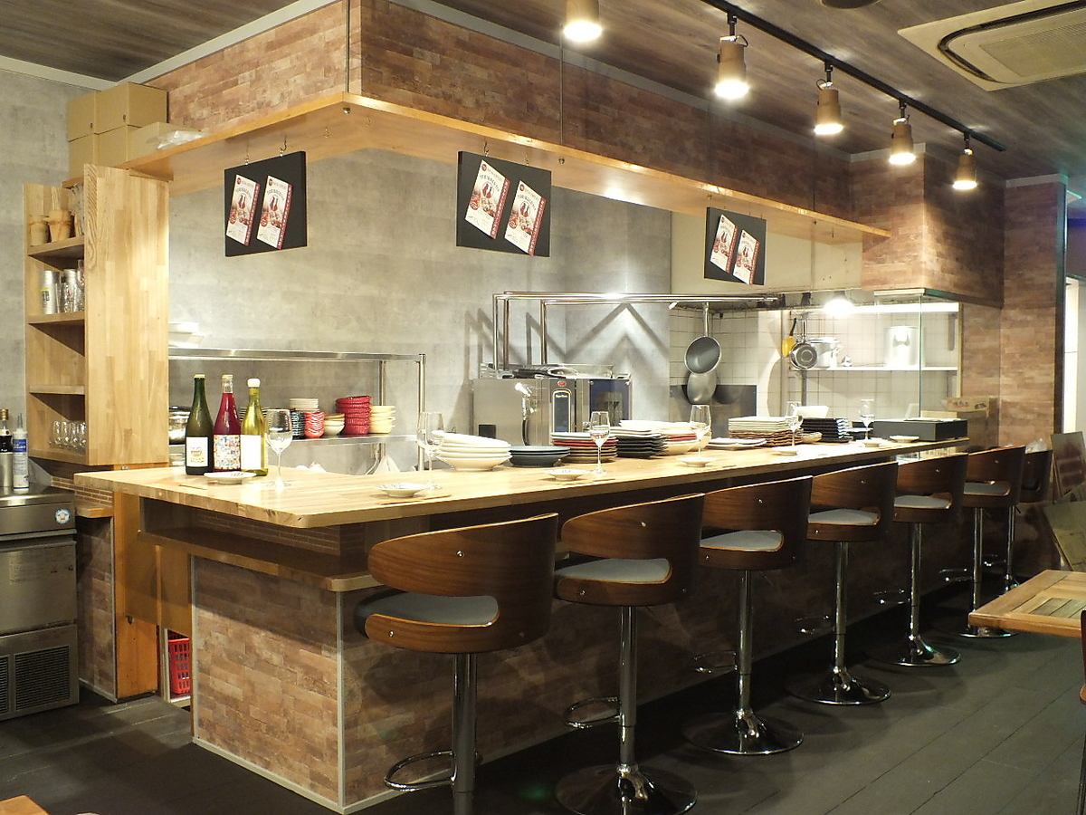 カジュアルな店内でお料理をお楽しみください♪