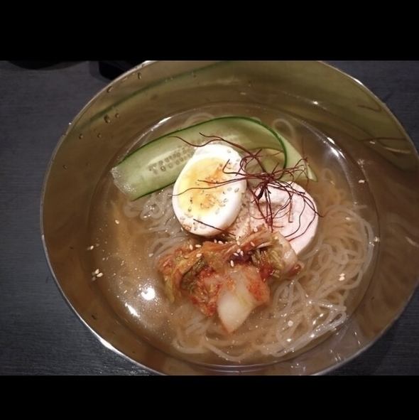 当店自慢のホルモン鉄板鍋はお酒との相性抜群！
