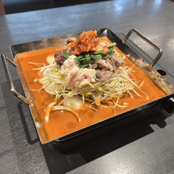 当店名物！ホルモン鉄板鍋2人前3080円～