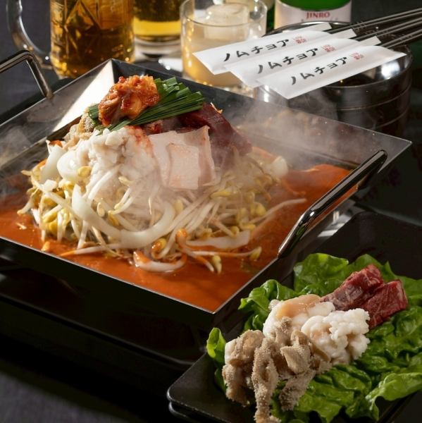 当店名物！ホルモン鉄板鍋2人前3080円～