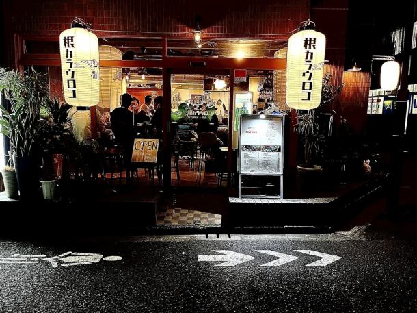 ガラス張りの店内は開放的な雰囲気です。気軽に入れて気さくな店主がお待ちしております。もちろんお一人様や昼呑みなどご利用が可能です。週末や祝前日などはいらっしゃる前にご連絡くださると幸いです。