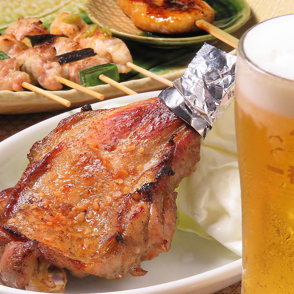 看板メニューの骨付鳥や焼き鳥と飲むビールが旨い！！会社帰りや宴会、二軒目遣いに♪