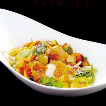 다채로운 꼬치 풍 바람 시저 샐러드