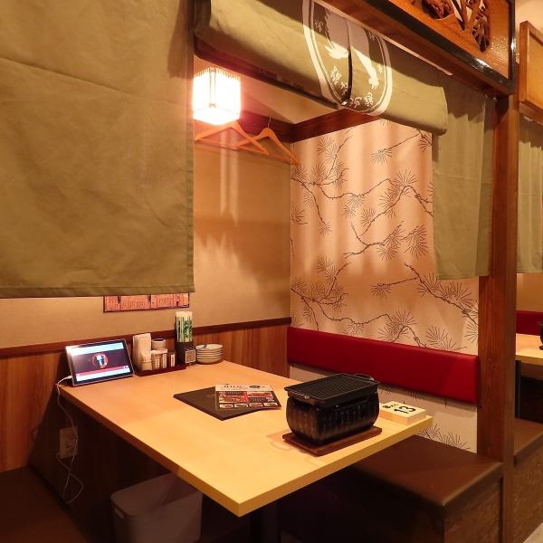 半個室でプライベート感◎落ち着けるテーブル席や掘りごたつ個室席も各種ご用意しております。
