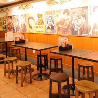 The retro space with a Showa-era atmosphere is a comfortable space where you can relax and enjoy your meal with your family and friends.