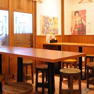 The spacious tables are suitable for a wide range of occasions, such as dining with friends or colleagues, or a date for couples. Please come and enjoy delicious Hakata cuisine and alcoholic drinks.