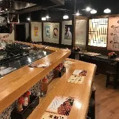 <p>カウンター席はなんと、全部で15席！お一人様でもふらっと立ち寄って、名物串焼きをお愉しみいただけるよう、心を込めておもてなしさせていただきます♪目の前で焼かれるかわ焼きの、香ばしい匂いが食欲をそそり、お酒がすすむこと間違いなしです！お仕事帰りやイベント帰りに、どうぞ立ち寄ってみてください！</p>