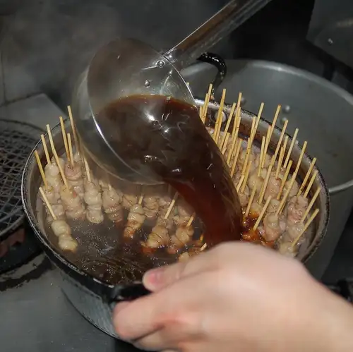 用特製醃料醃製的烤串！