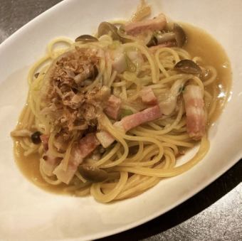キノコとベーコンのパスタ