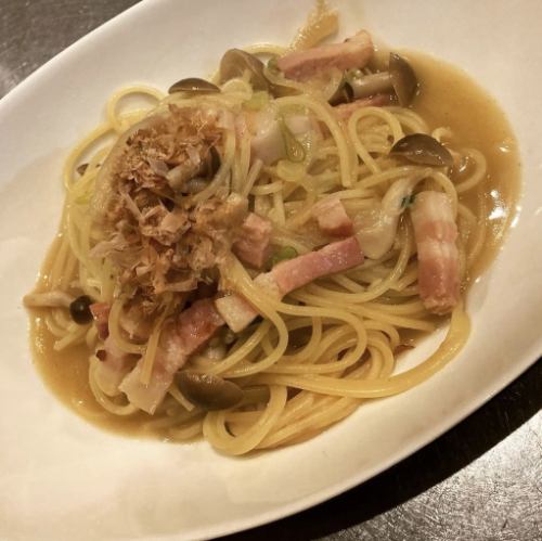 キノコとベーコンのパスタ