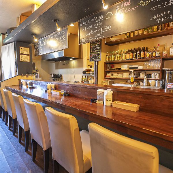 少人数で使えるカウンター席や6名掛けのテーブル席が2卓あり、シーンに合わせた利用が可能です◎掘りごたつ席なら落ち着いた雰囲気で会話も弾みます★ちょっとした集まりや友人との食事、デートにもぴったりの居心地。居酒屋らしいあたたかみとスタイリッシュさが共存する空間で癒やしの時間を過ごしてください☆