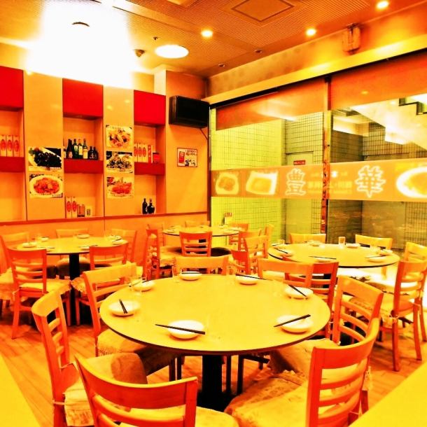 こちらの円卓は28名様まで。家族で友達同士で会社の宴会でご利用ください。丸くなれるこのお席は全員との会話を楽しめます♪記念日、誕生日、会食、宴会と幅広いシーンでご好評いただいております。記念日には贅沢な【月・火・土・日・祝日限定★豪華コース】はいかがでしょうか。アワビもついたコースとなっております♪