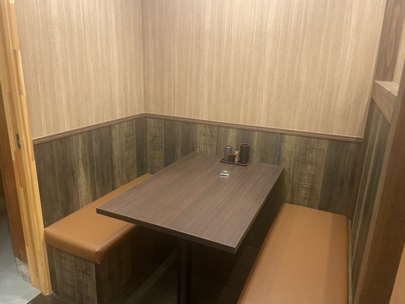 【少人数様用☆テーブル席】スタッフの元気な声が飛び交う店内★お一人様や2名様でのご利用も大歓迎！！仕事終わりのサク飲みや休みの日の宴会等、お得に楽しく、本物の味をお楽しみください♪活気ある店内で、日ごろの疲れを吹き飛ばしてください！！