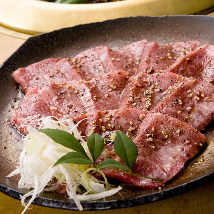 점주 엄선의 엄선 된 고기를 맛보십시오.
