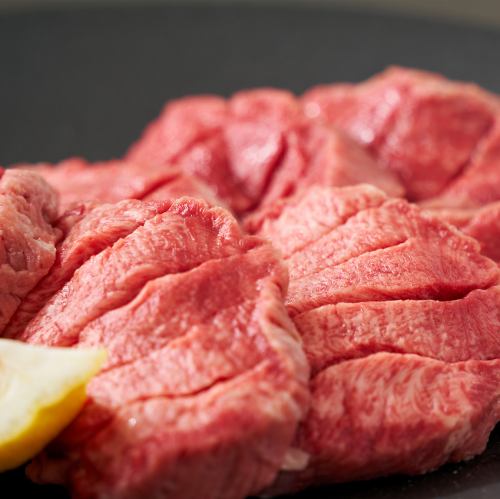 Oboro's special! Thickly sliced "raw" beef tongue