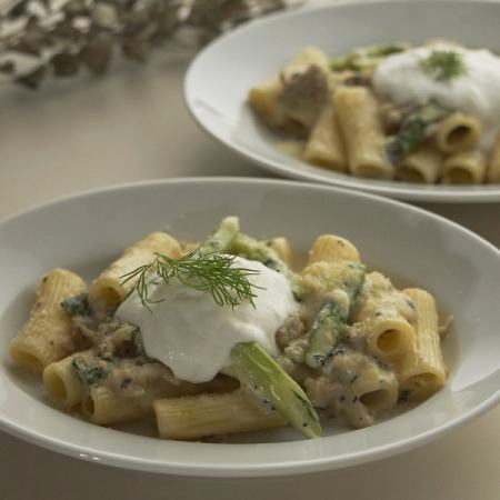 Fermented cream rigatoni with asparagus and herbs