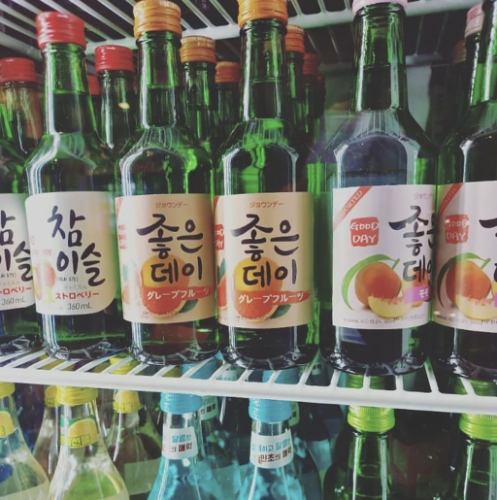 種類齊全的韓國酒精飲料。用餐時享用。添加無限暢飲套餐需額外支付 1,980 日元。