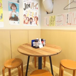 2명부터 4명의 좌석.