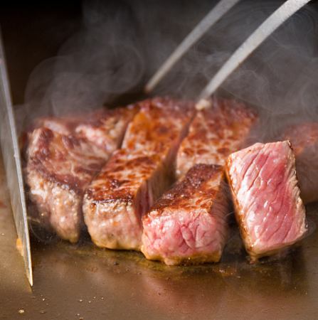 肉を知り尽くしたシェフが目の前で焼き上げてくれる、牛肉の王「神戸ビーフ」