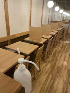 Each table has a partition to prevent infectious diseases.