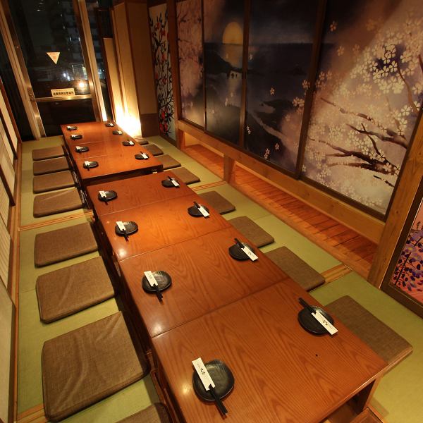 ◆木紋餐桌椅營造出寧靜，現代的氛圍，可與重要人物用餐。◆挖ko的包房最多可容納25人，因此可作為宴會或公司宴會用。櫃檯座位適用於女性和情侶。等等...我們配備齊全的座椅在各種場景中都非常有用。[Tenjin Daimyo私人房間居酒屋Yakitori Motsunabe]