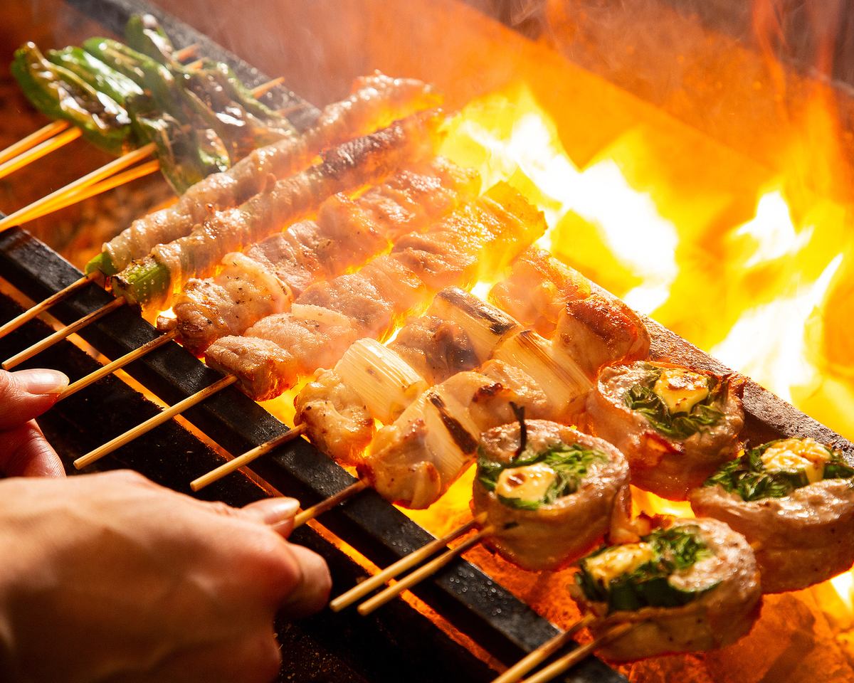 我們引以為傲的烤雞肉串燒在木炭上♪享受經典的串燒和蔬菜捲！