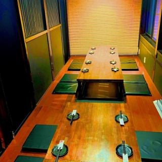 A private room with a sunken kotatsu where you can relax.There is also a private space separated by a roll curtain.Enjoy your banquet in the restaurant's relaxing atmosphere, which is warmed by the warmth of wood.