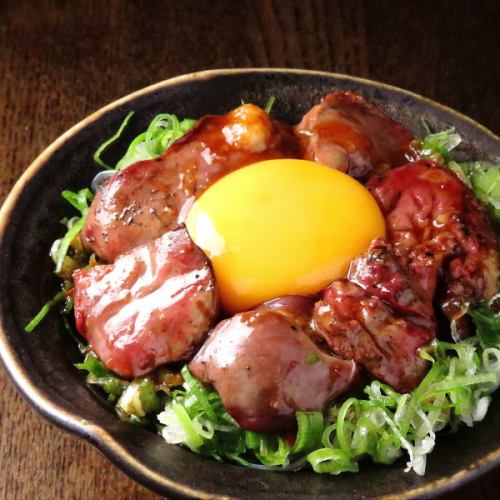 There are also plenty of a la carte dishes.The new menu item “Charcoal Grilled Rare Liver Yukhoe” is a must-try.