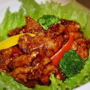 Fried chicken with sweet and spicy sauce