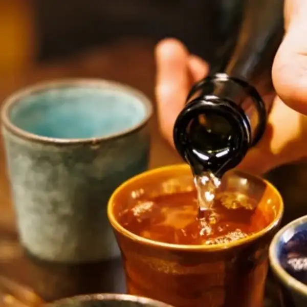 瀬戸内の絶品料理には、最高のお酒が欠かせません。当店がこだわるのは、料理の旨味を極限まで引き立てる至高のペアリング。日本酒や焼酎、各種サワーなど妥協なき充実のラインナップ。魚の旨味と酒の香りが口の中で共鳴する、極上の酔い心地をお約束します。