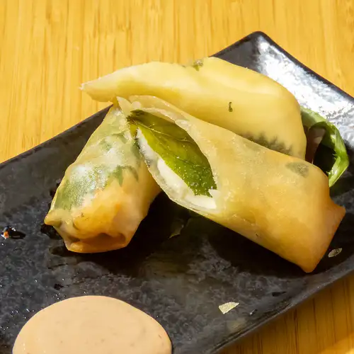 モッツァレラチーズと大葉の揚げ春巻き