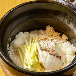 瀬戸内産タイと黄ニラの釜飯