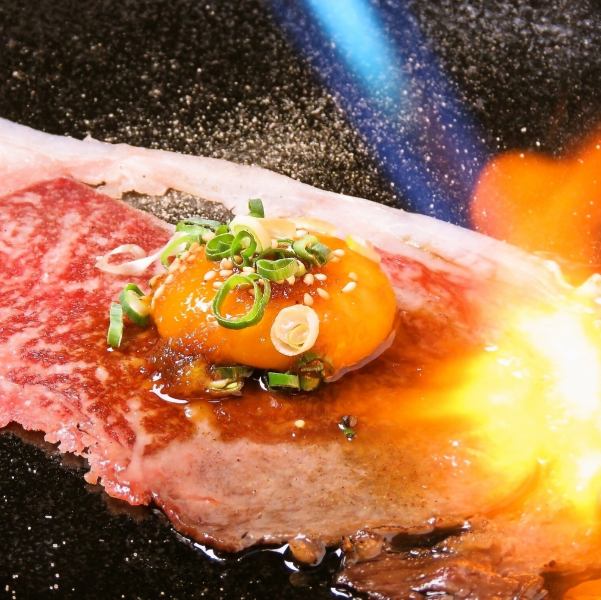 受欢迎的菜单之一，它以口中融化而著称！沙朗烤yukke 858日元（含税）