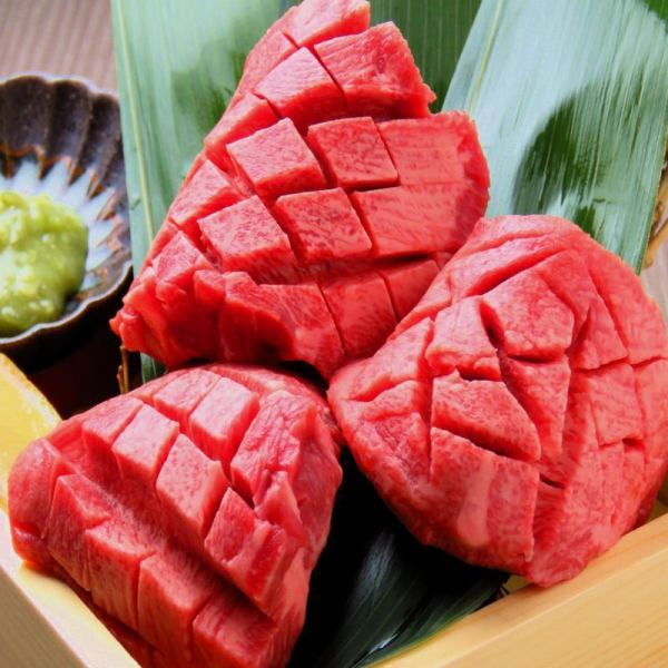 我们最受欢迎的“花崎厚切盐舌头” 1078日元（含税）肉汁多汁且高品质的柔软度是最美味的菜