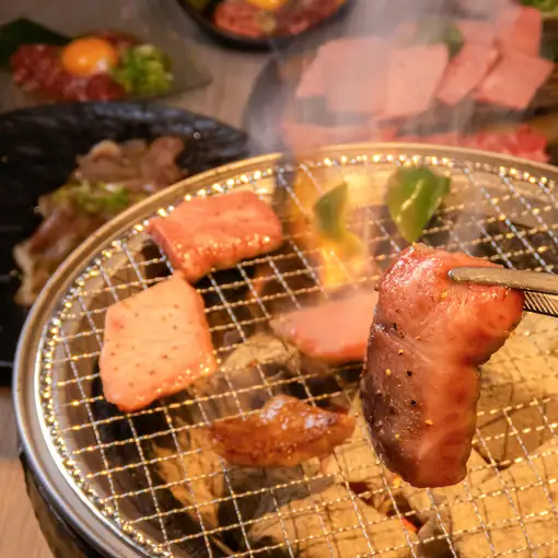 【派对佳选】包含烤牛排、和牛中下牛排、陈年腹肉等10道菜，含120分钟畅饮 ⇒ 5500日元