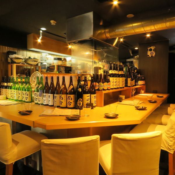 【普段日デートにカウンター席】人気の広々のカウンター2名席◎広いテーブルはたくさんお料理が並んでもゆ～ったり♪前には、地ビールや珍しい限定の日本酒、焼酎がずら～り並んでます☆忘年会におすすめ!!